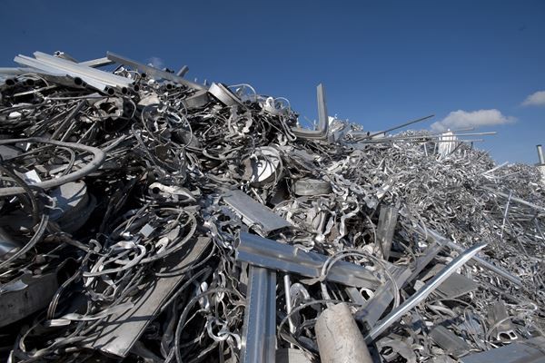 Aluminium-Schrotthaufen auf dem Hof